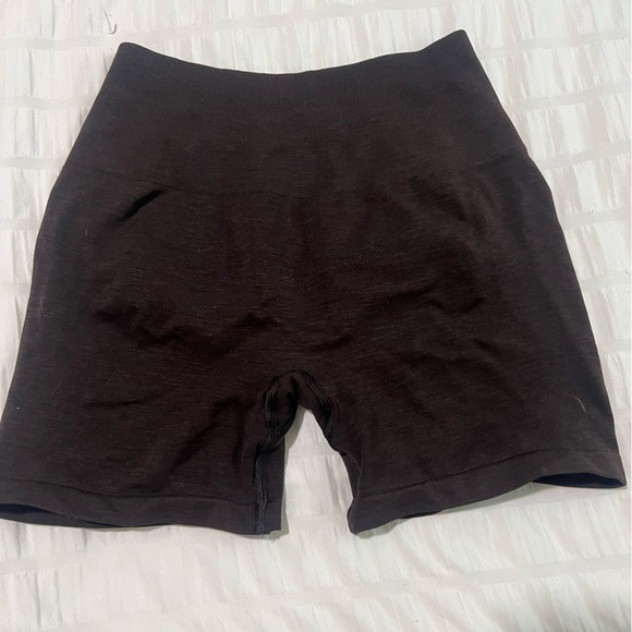 Alphalete Amplify Shorts 4.5” - Picture 2 of 3